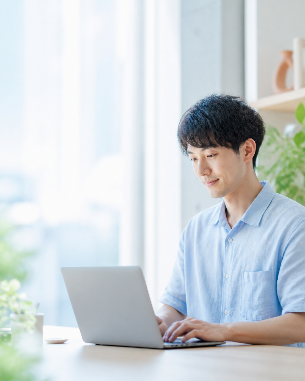 AIを活用しながらプログラミングに取り組む受講生のイメージ