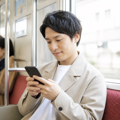 移動中にスマートフォンで質問する受講生