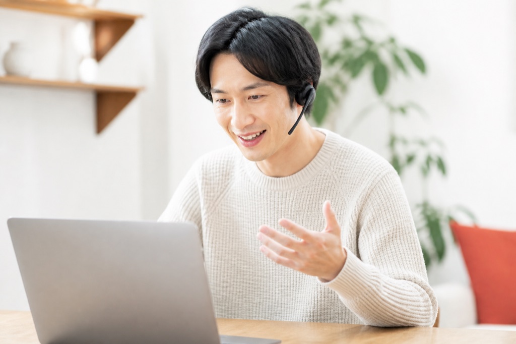 オンラインで相談に応じるインストラクター